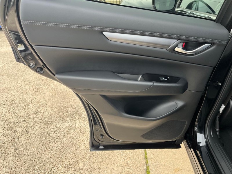 Mazda CX-5 Vehicle Full-screen Gallery Image 16