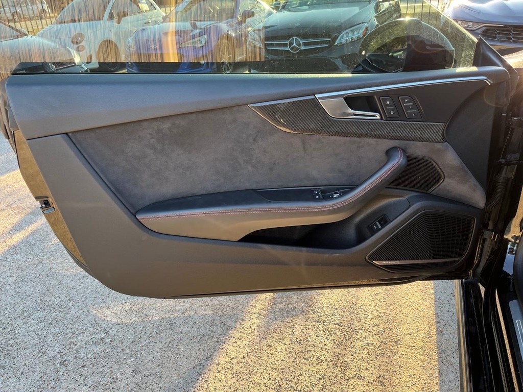 Audi RS 5 Coupe Vehicle Full-screen Gallery Image 13