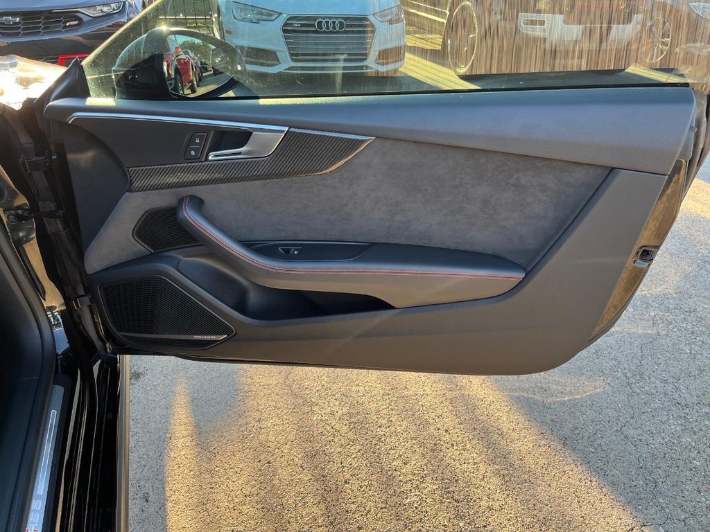 Audi RS 5 Coupe Vehicle Full-screen Gallery Image 16