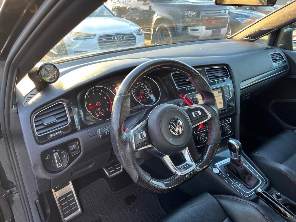 Volkswagen Golf GTI Vehicle Full-screen Gallery Image 10