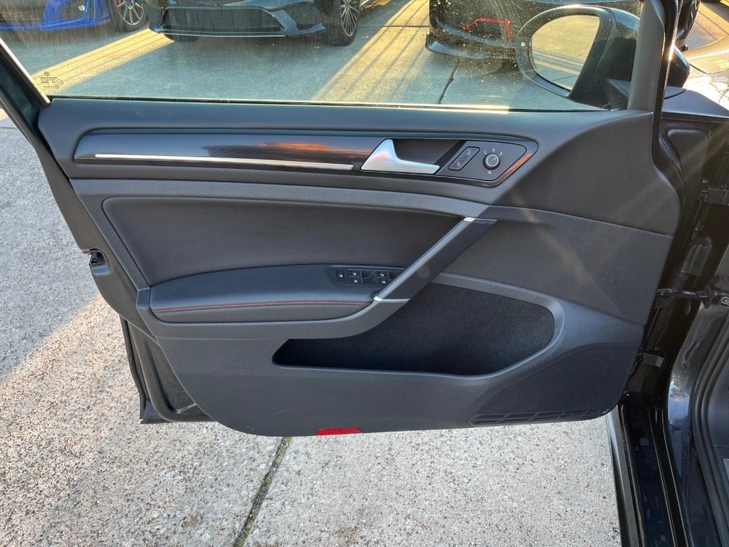 Volkswagen Golf GTI Vehicle Full-screen Gallery Image 12