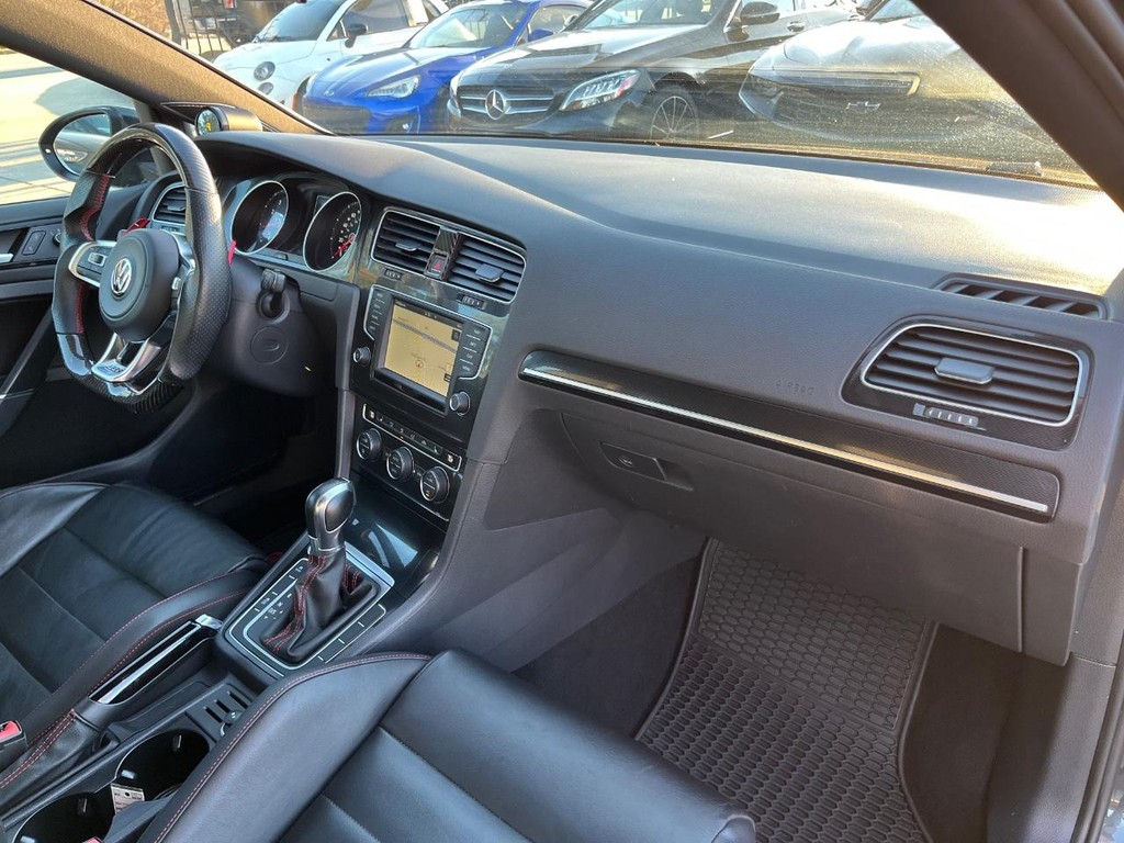 Volkswagen Golf GTI Vehicle Full-screen Gallery Image 13