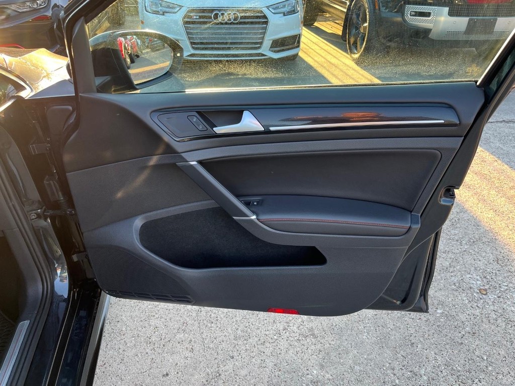 Volkswagen Golf GTI Vehicle Full-screen Gallery Image 15