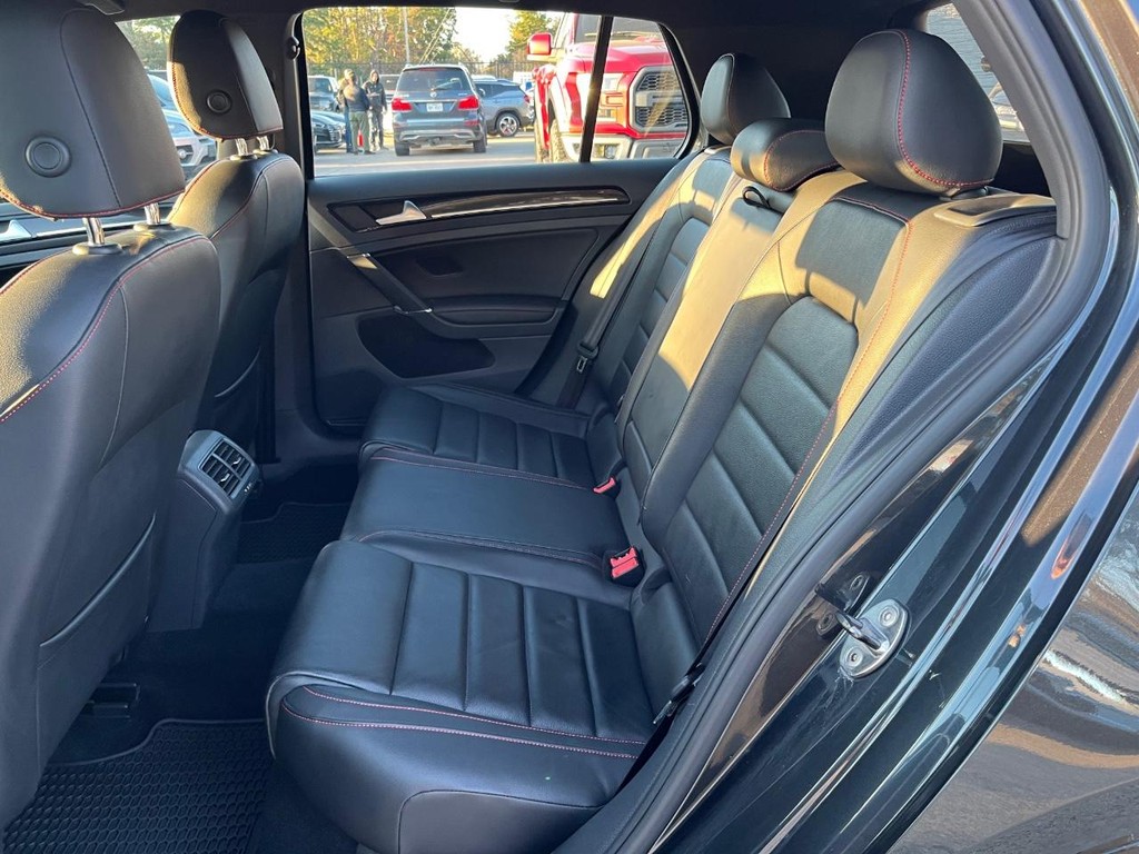 Volkswagen Golf GTI Vehicle Full-screen Gallery Image 18