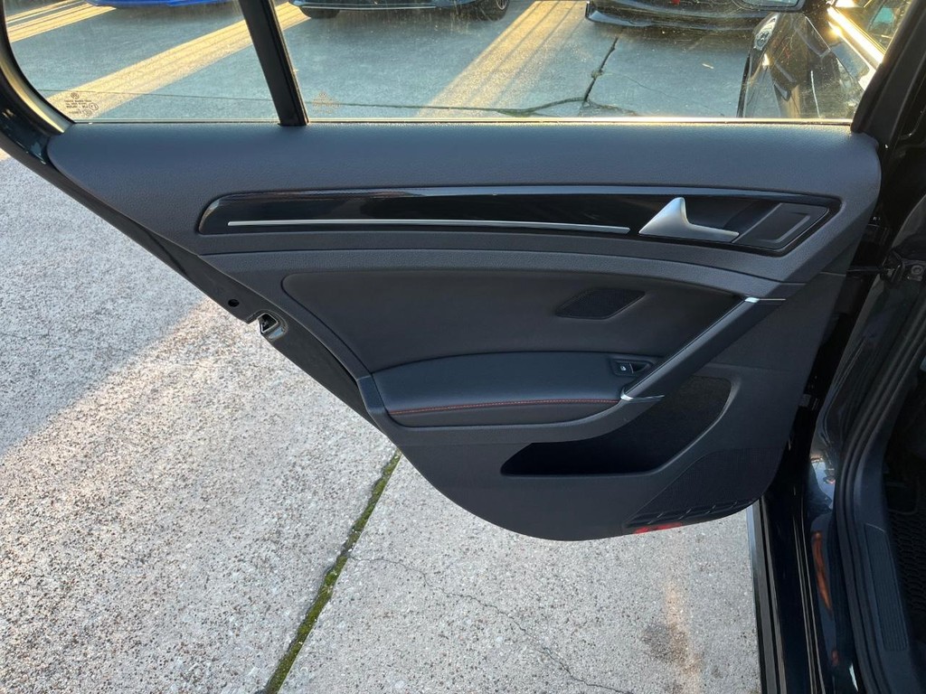 Volkswagen Golf GTI Vehicle Full-screen Gallery Image 19