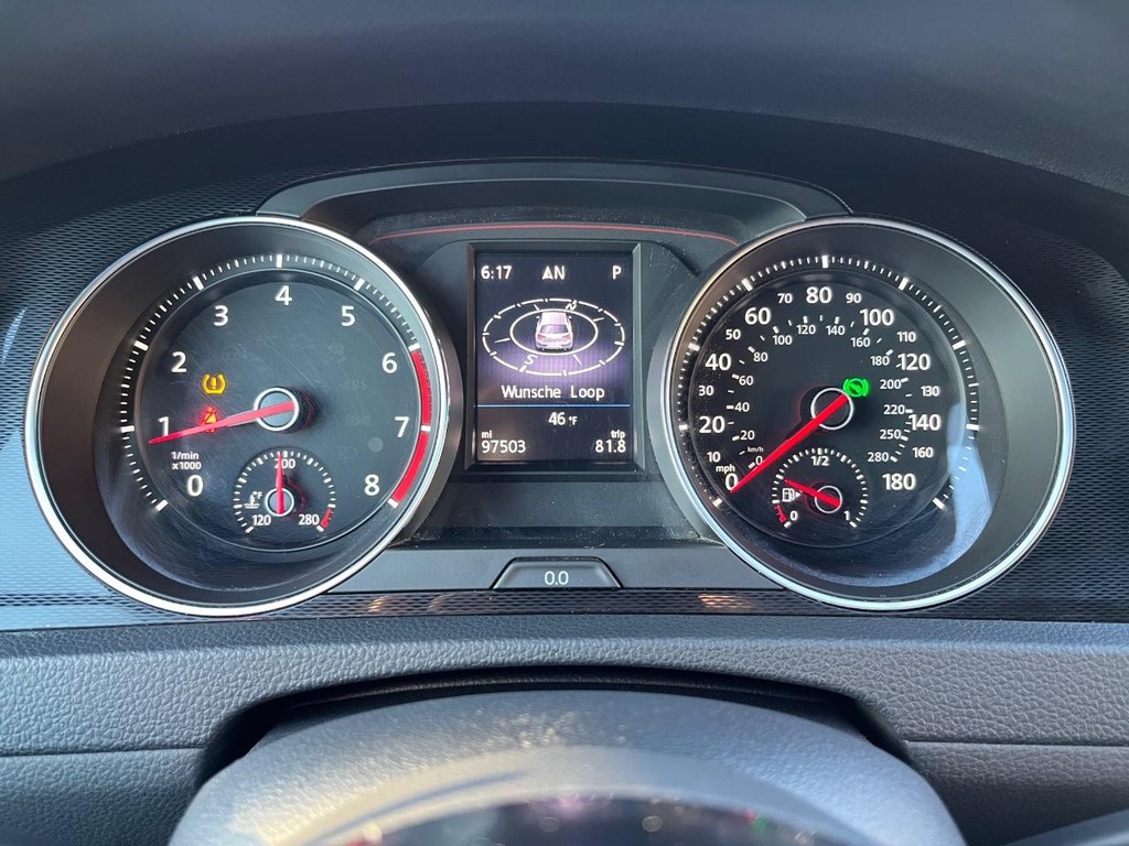 Volkswagen Golf GTI Vehicle Full-screen Gallery Image 21