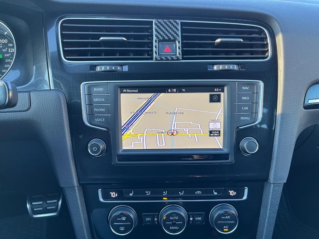 Volkswagen Golf GTI Vehicle Full-screen Gallery Image 22