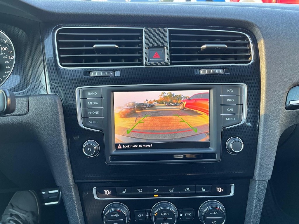 Volkswagen Golf GTI Vehicle Full-screen Gallery Image 23