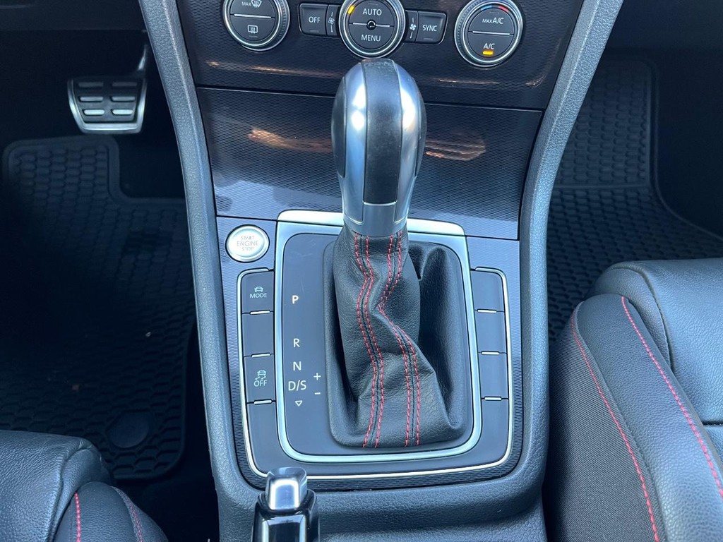 Volkswagen Golf GTI Vehicle Full-screen Gallery Image 24