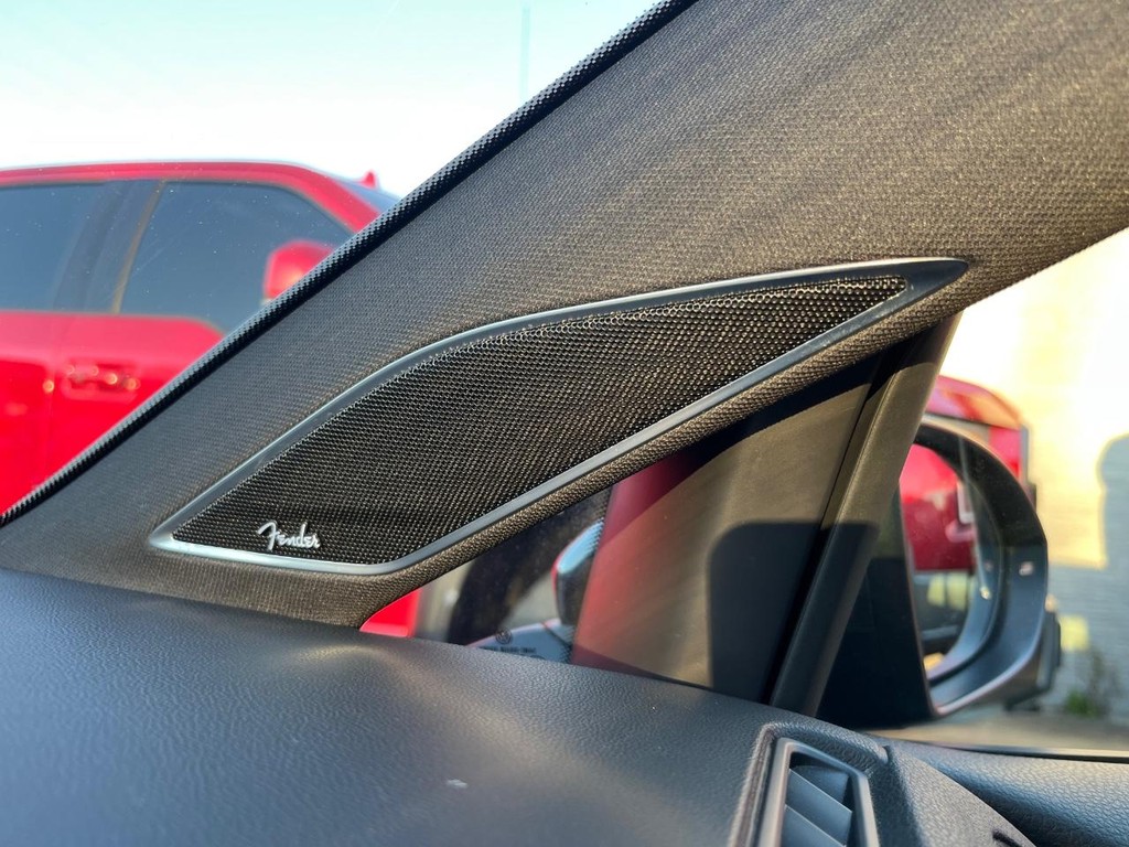 Volkswagen Golf GTI Vehicle Full-screen Gallery Image 26