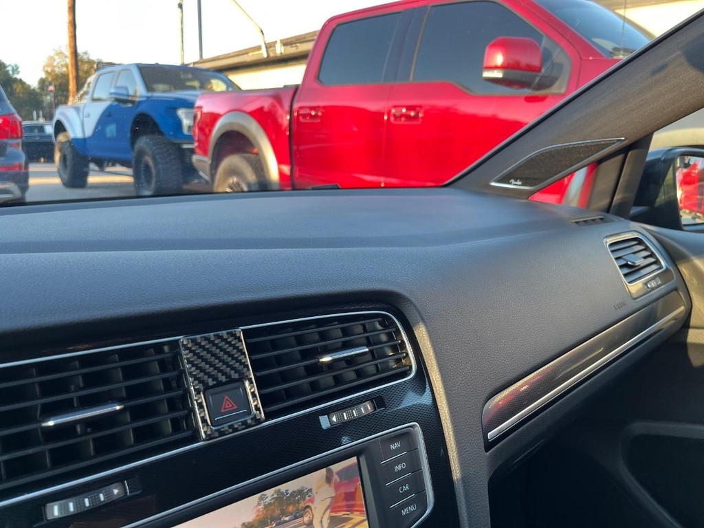 Volkswagen Golf GTI Vehicle Full-screen Gallery Image 27