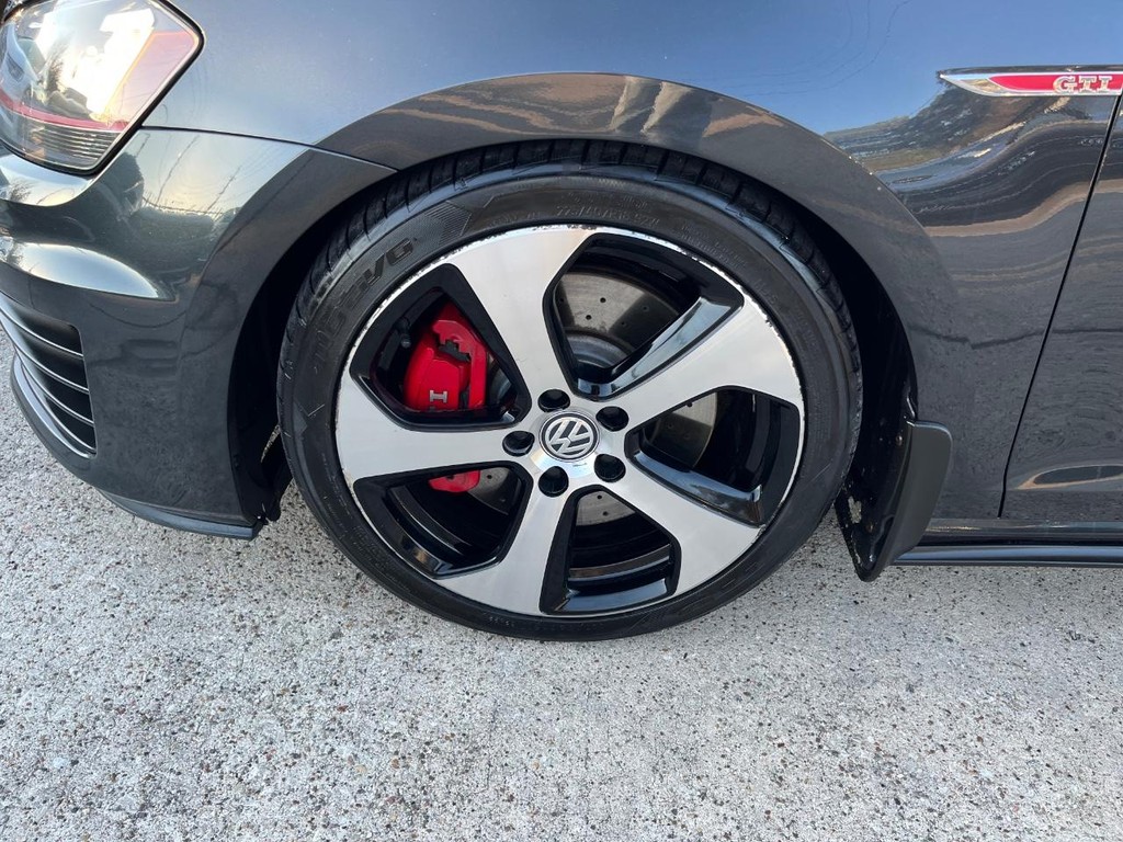 Volkswagen Golf GTI Vehicle Full-screen Gallery Image 29