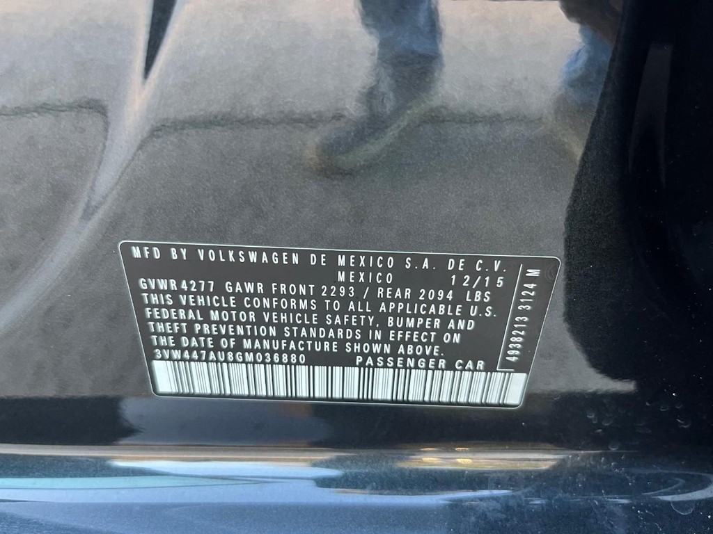 Volkswagen Golf GTI Vehicle Full-screen Gallery Image 31