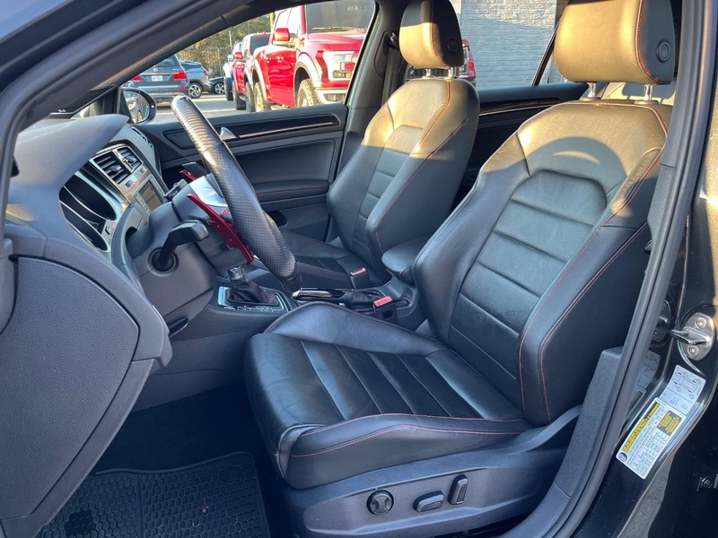 Volkswagen Golf GTI Vehicle Full-screen Gallery Image 11