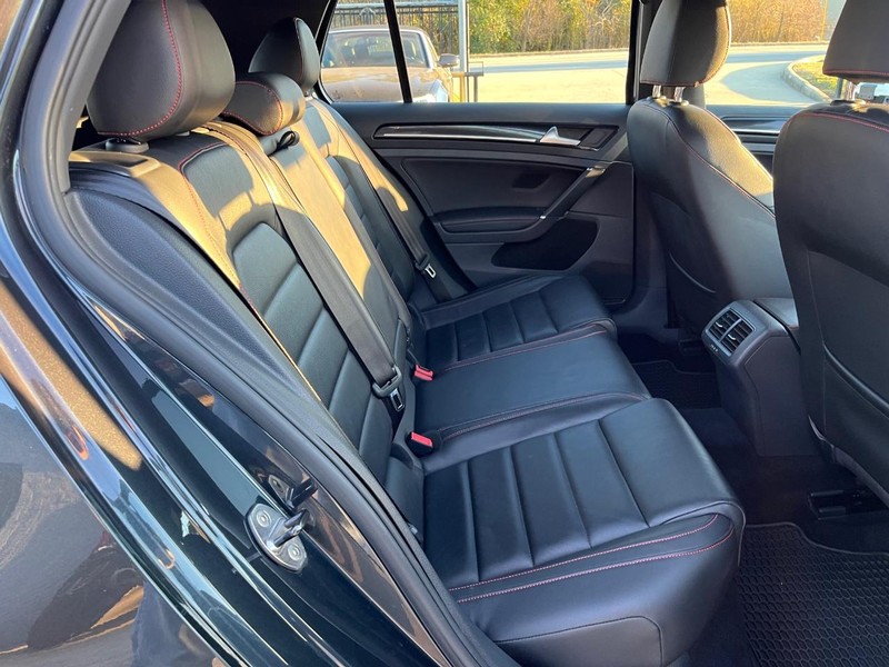 Volkswagen Golf GTI Vehicle Full-screen Gallery Image 16