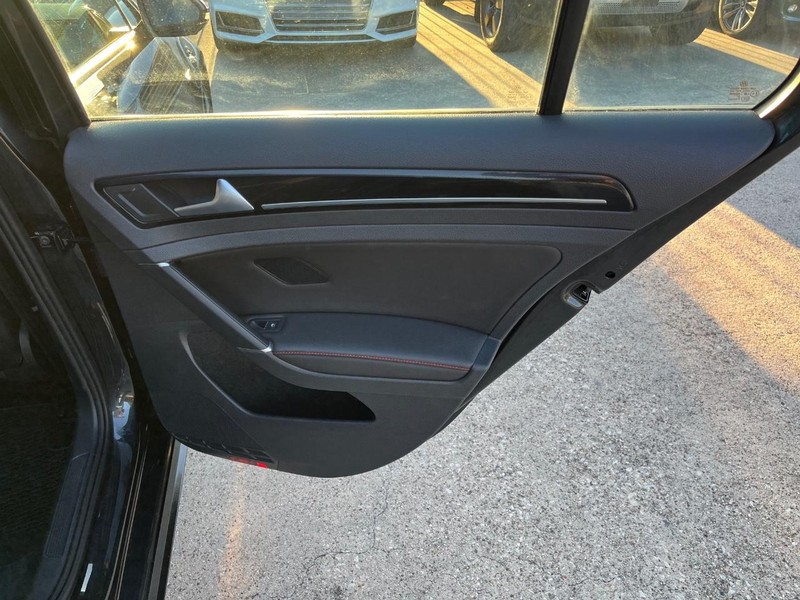 Volkswagen Golf GTI Vehicle Full-screen Gallery Image 17