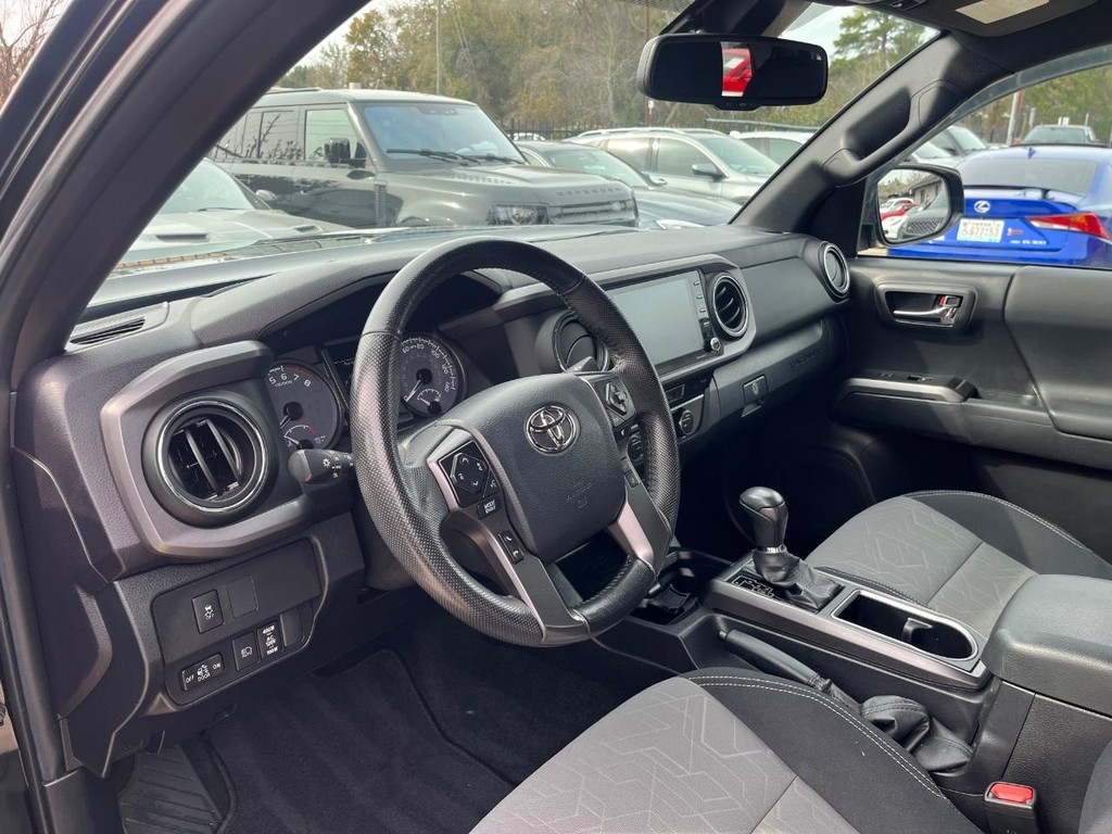 Toyota Tacoma 4WD Vehicle Full-screen Gallery Image 09