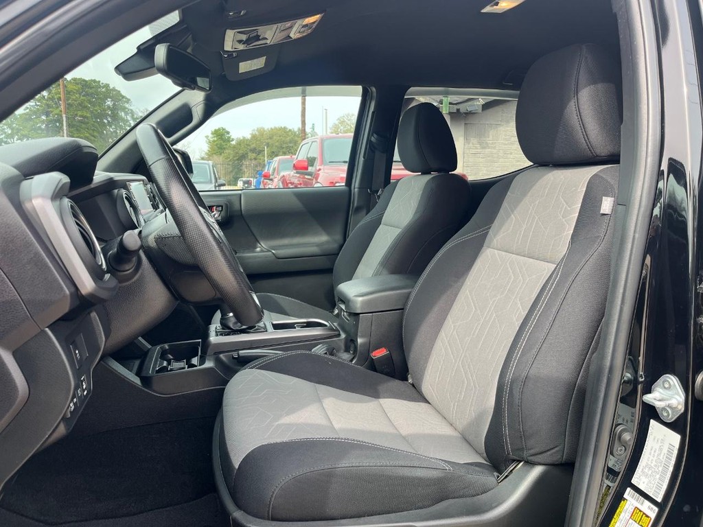 Toyota Tacoma 4WD Vehicle Full-screen Gallery Image 10