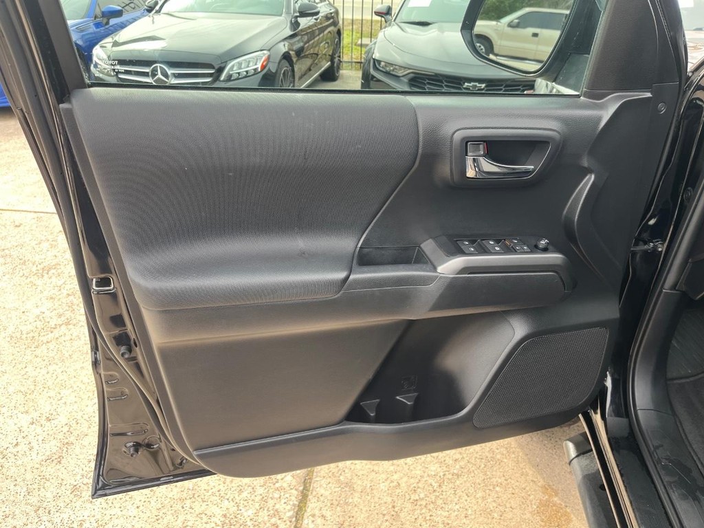 Toyota Tacoma 4WD Vehicle Full-screen Gallery Image 11