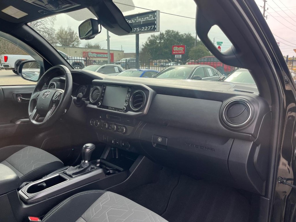 Toyota Tacoma 4WD Vehicle Full-screen Gallery Image 12