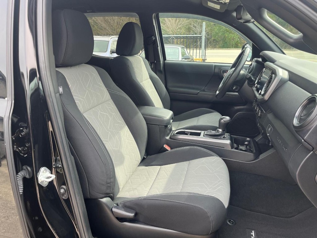 Toyota Tacoma 4WD Vehicle Full-screen Gallery Image 13