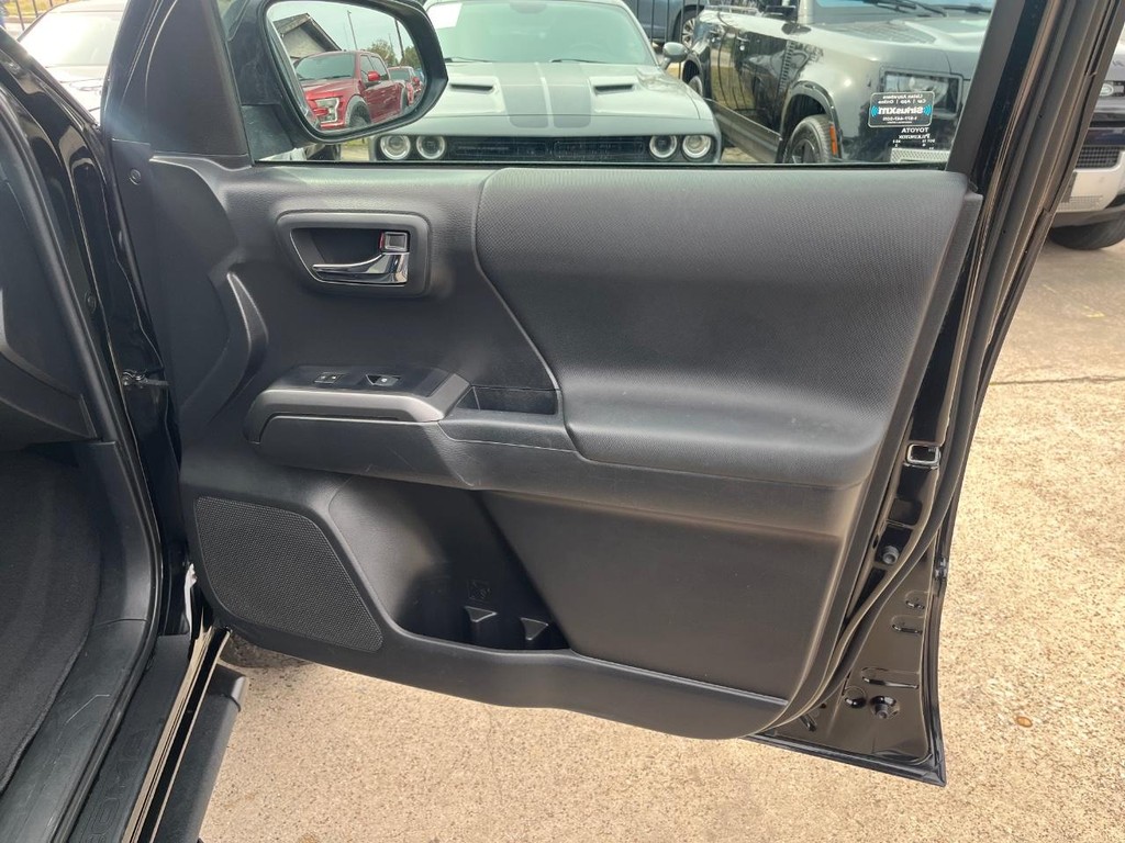 Toyota Tacoma 4WD Vehicle Full-screen Gallery Image 14