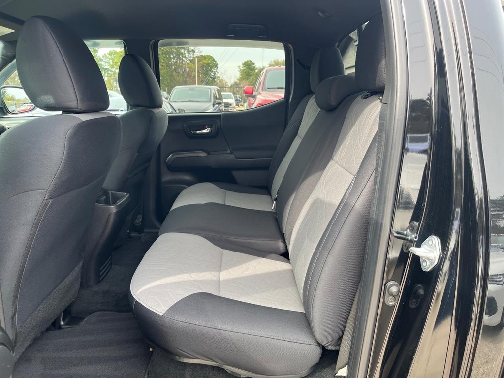 Toyota Tacoma 4WD Vehicle Full-screen Gallery Image 15