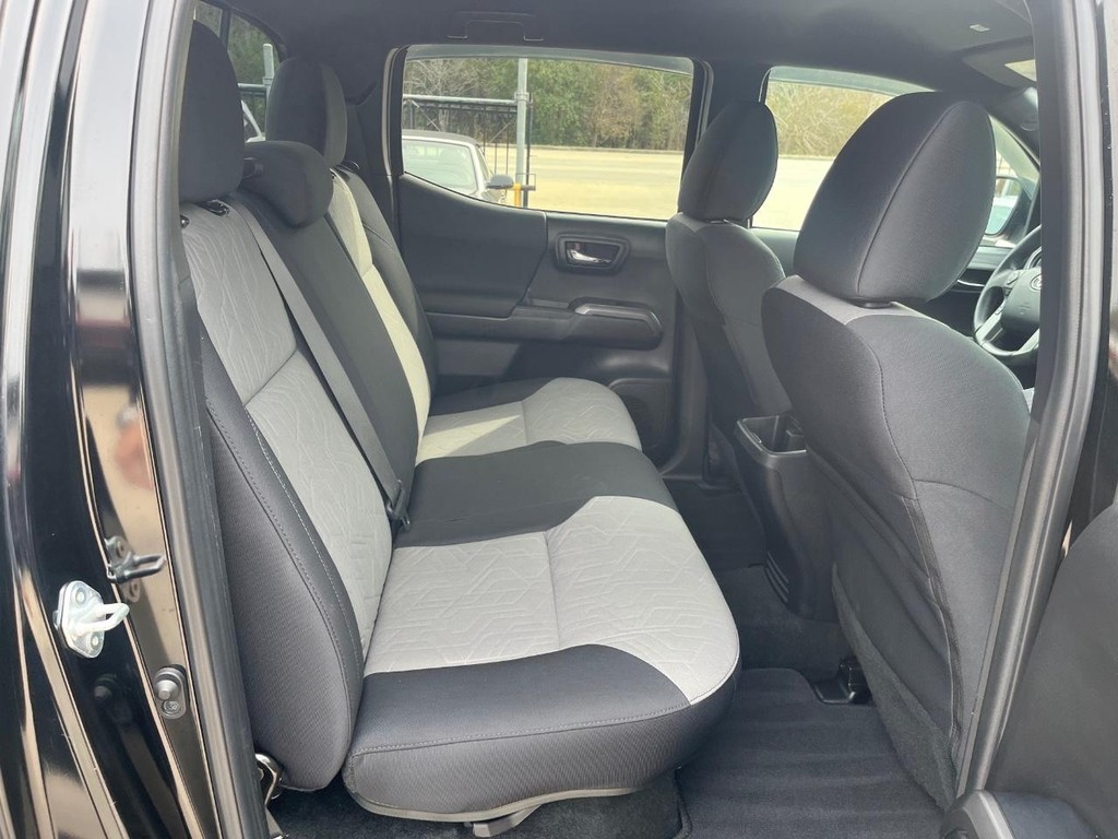 Toyota Tacoma 4WD Vehicle Full-screen Gallery Image 17