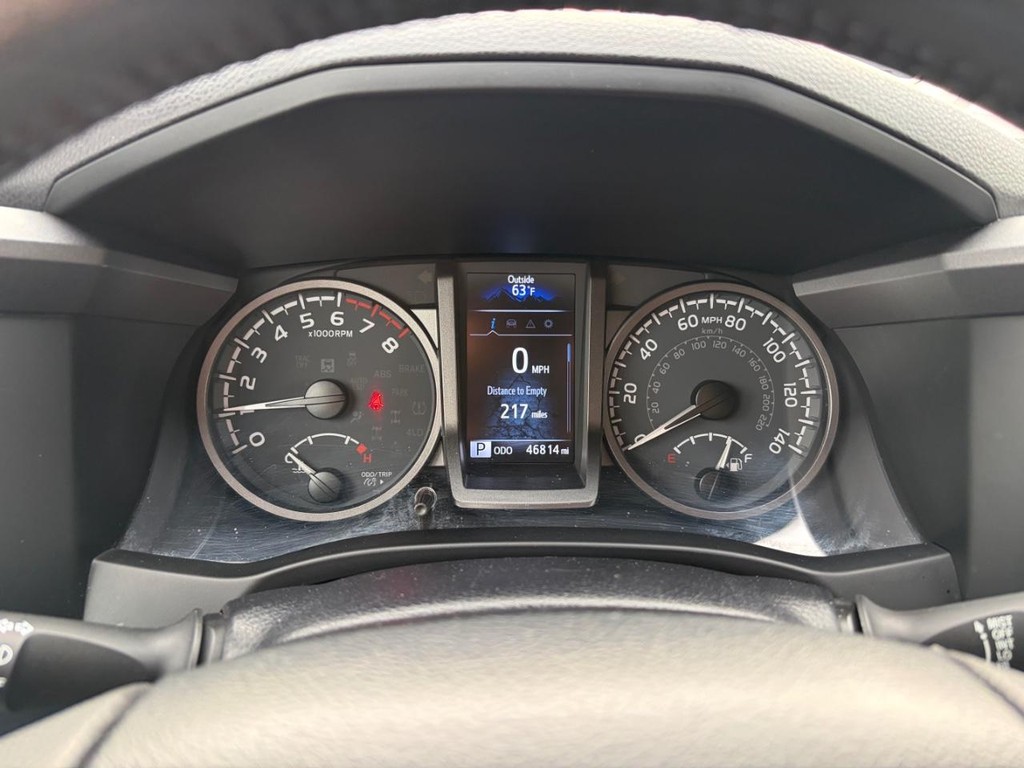 Toyota Tacoma 4WD Vehicle Full-screen Gallery Image 19