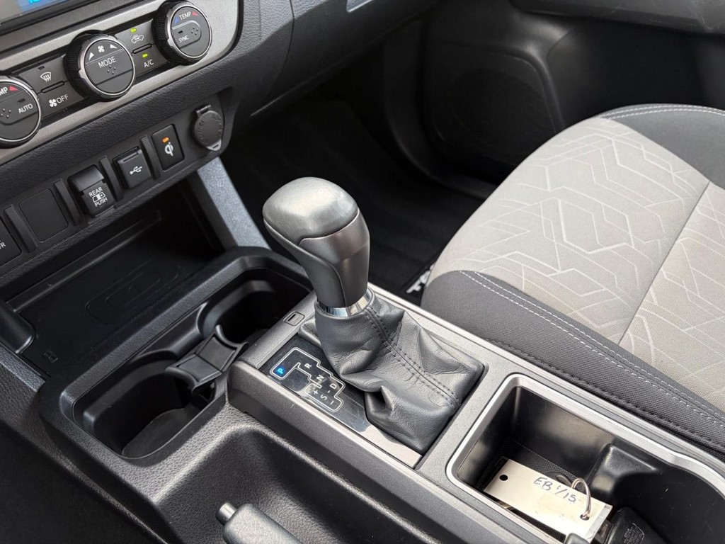 Toyota Tacoma 4WD Vehicle Full-screen Gallery Image 23