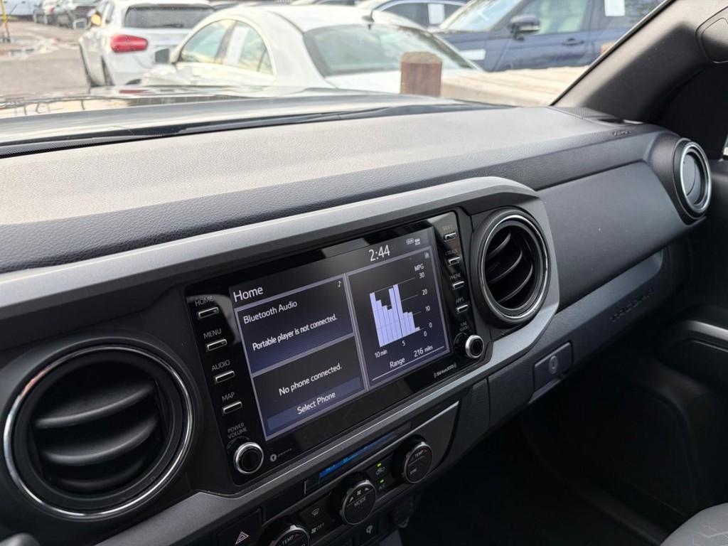 Toyota Tacoma 4WD Vehicle Full-screen Gallery Image 24