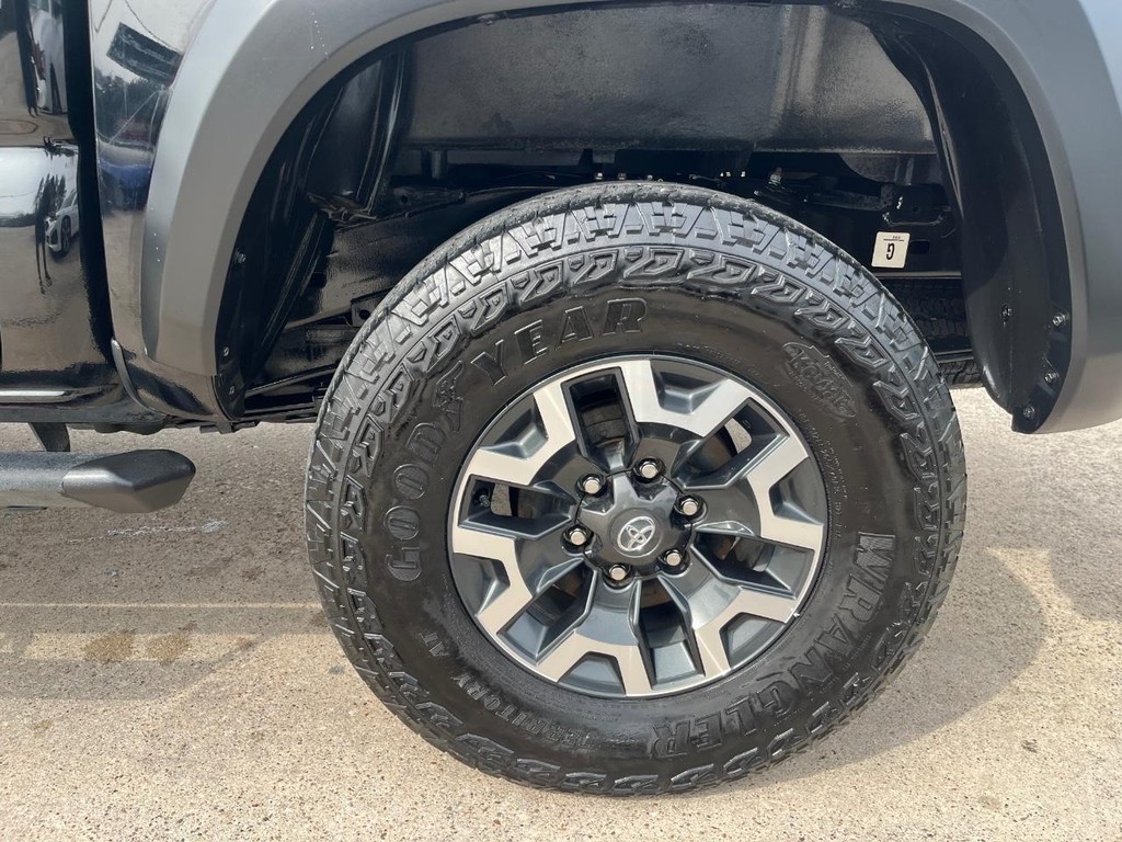 Toyota Tacoma 4WD Vehicle Full-screen Gallery Image 26