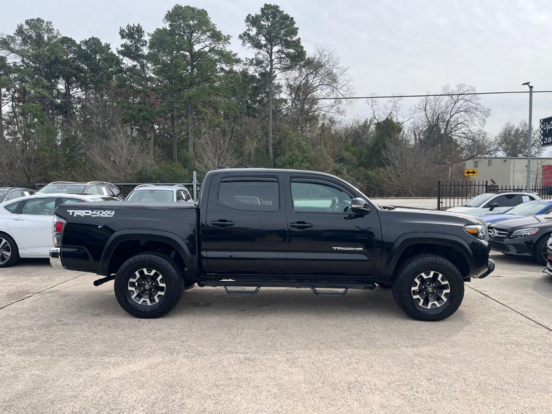 Toyota Tacoma 4WD Vehicle Full-screen Gallery Image 04