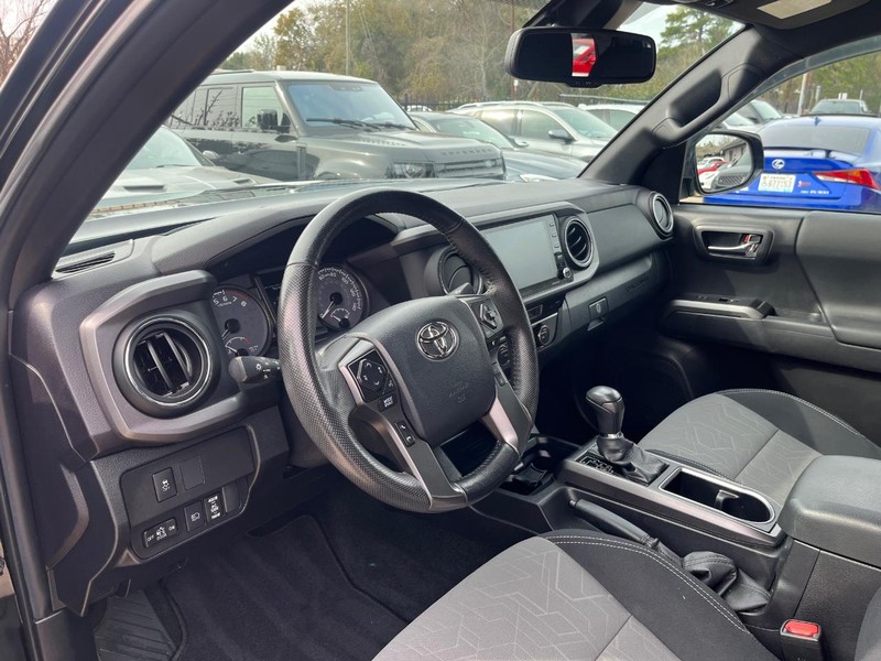 Toyota Tacoma 4WD Vehicle Full-screen Gallery Image 09