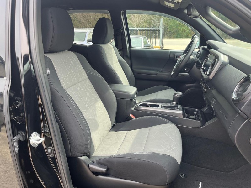 Toyota Tacoma 4WD Vehicle Full-screen Gallery Image 13