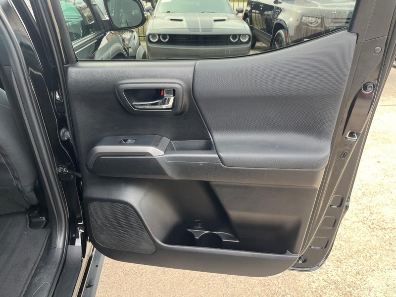 Toyota Tacoma 4WD Vehicle Full-screen Gallery Image 16