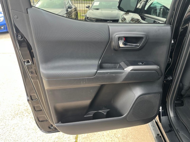 Toyota Tacoma 4WD Vehicle Full-screen Gallery Image 18