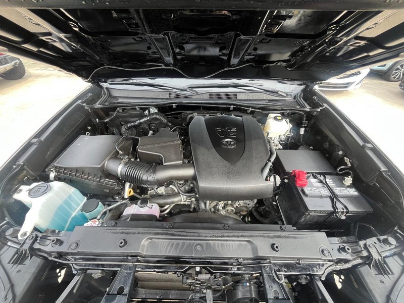 Toyota Tacoma 4WD Vehicle Full-screen Gallery Image 19