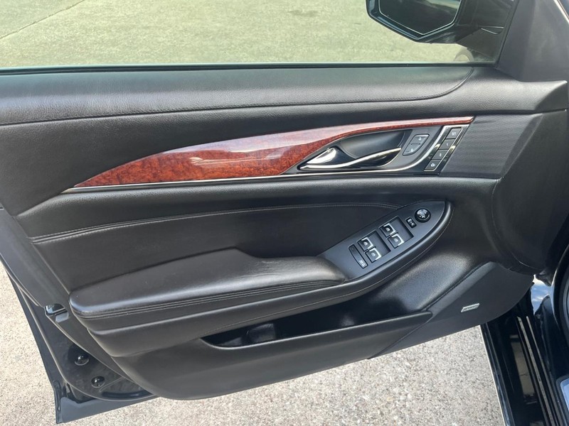 Cadillac CTS Sedan Vehicle Full-screen Gallery Image 12