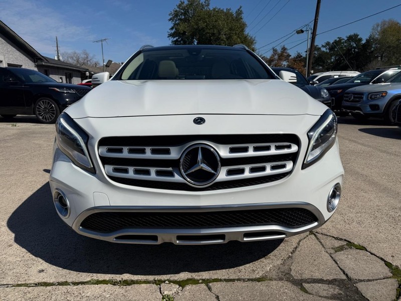 Mercedes-Benz GLA 250 Vehicle Full-screen Gallery Image 02