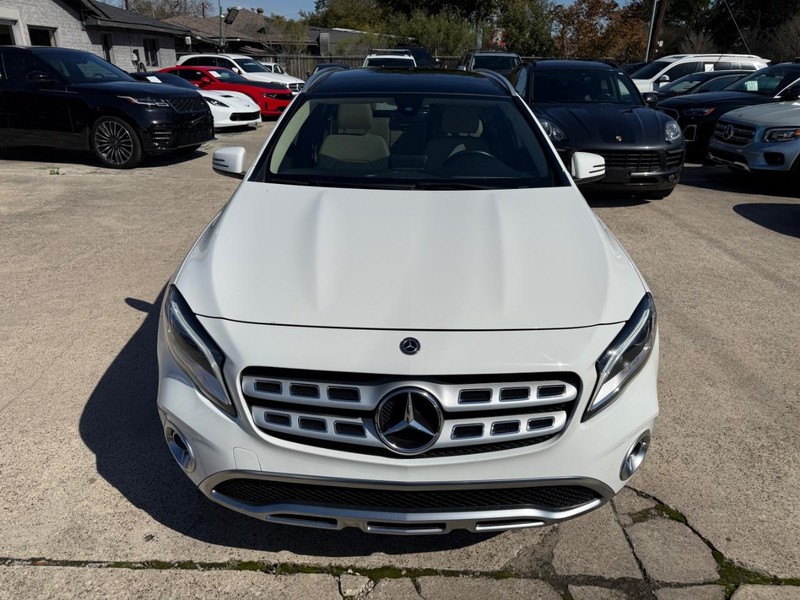 Mercedes-Benz GLA 250 Vehicle Full-screen Gallery Image 03