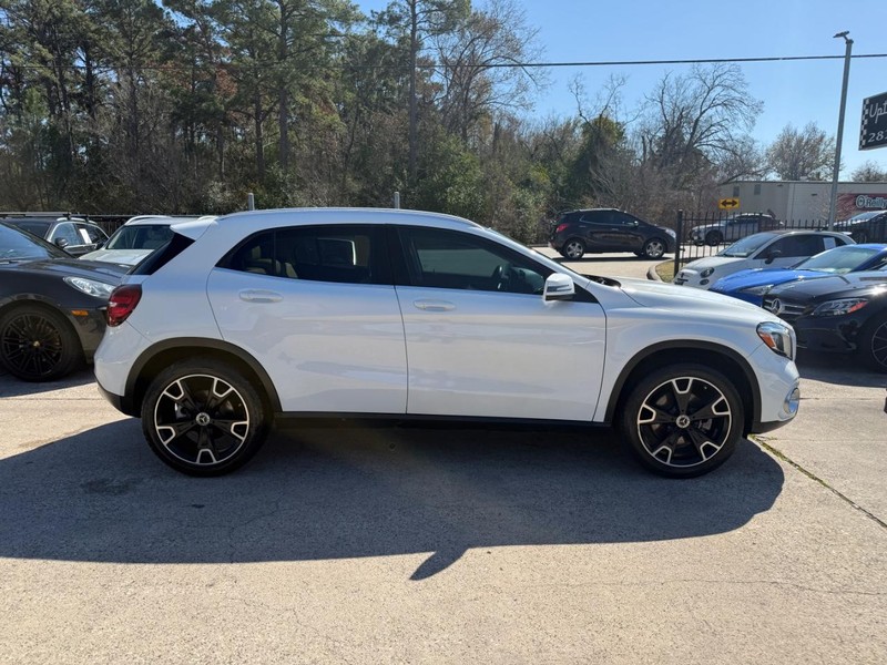 Mercedes-Benz GLA 250 Vehicle Full-screen Gallery Image 05