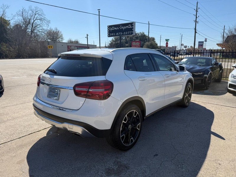 Mercedes-Benz GLA 250 Vehicle Full-screen Gallery Image 06