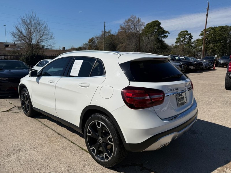 Mercedes-Benz GLA 250 Vehicle Full-screen Gallery Image 08