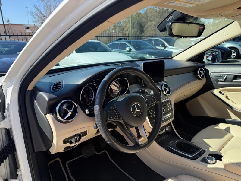Mercedes-Benz GLA 250 Vehicle Full-screen Gallery Image 10