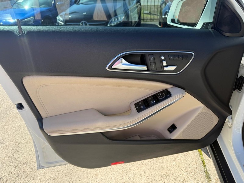 Mercedes-Benz GLA 250 Vehicle Full-screen Gallery Image 12