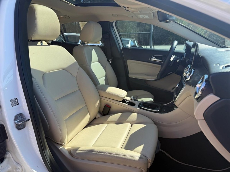 Mercedes-Benz GLA 250 Vehicle Full-screen Gallery Image 14