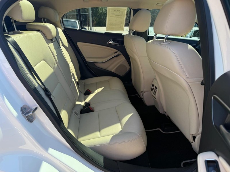 Mercedes-Benz GLA 250 Vehicle Full-screen Gallery Image 16