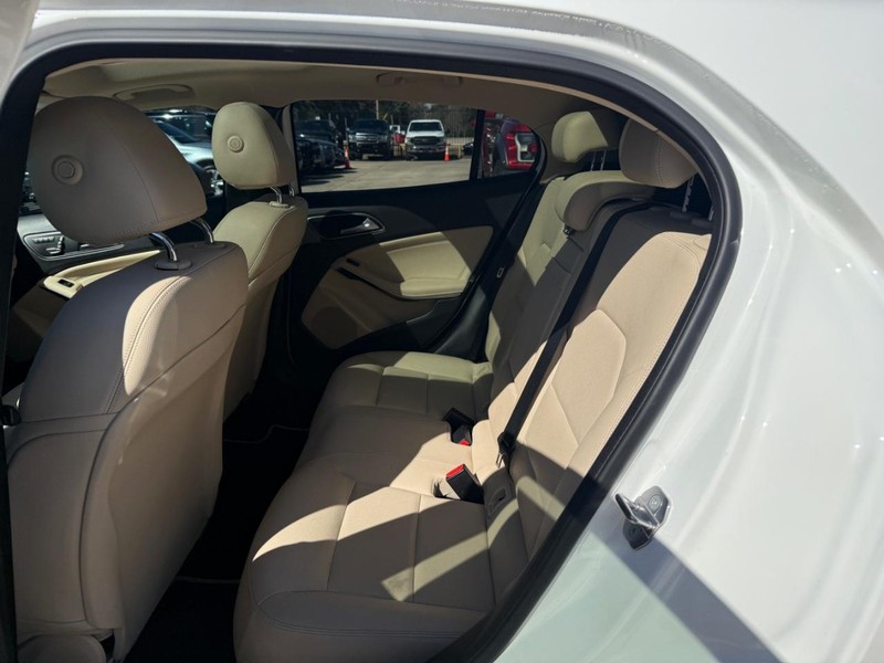 Mercedes-Benz GLA 250 Vehicle Full-screen Gallery Image 18