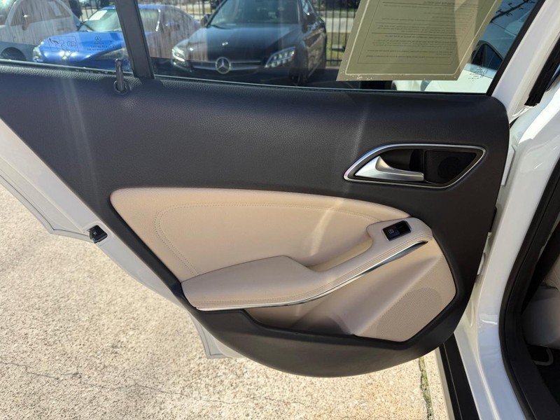 Mercedes-Benz GLA 250 Vehicle Full-screen Gallery Image 19